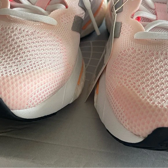 NIB. Adidas Women's Solar Glide 5 White/Silver/ Lite Pink Size 9 - Picture 7 of 14